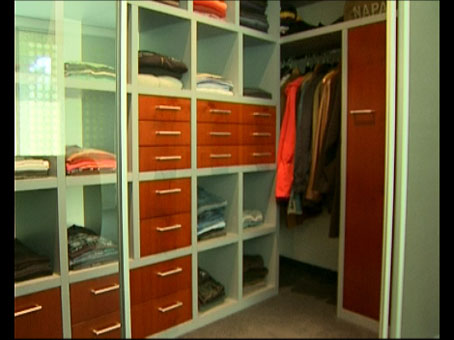 Einbauschrank als Kleiderschrank in einem Ankleidezimmer Einbauschrank als Kleiderschrank in einem Ankleidezimmer