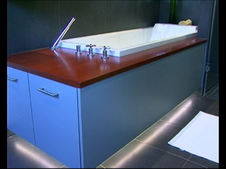 Waschtisch - Unterschrank mit indirekter Beleuchtung zum Fußboden Waschtisch - Unterschrank mit indirekter Beleuchtung zum Fußboden