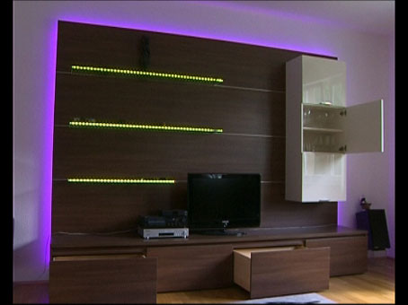 Regal-Wand mit Hinterleuchtung und LED-Elementen an den Regalböden Regal-Wand mit Hinterleuchtung und LED-Elementen an den Regalböden
