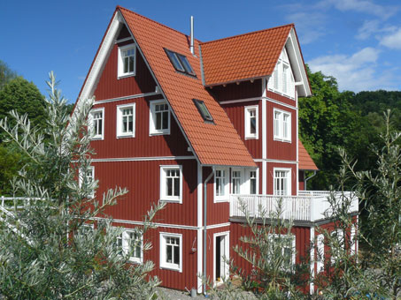 Die Holzbauweise verschafft Schwedenhäusern einen enormen Vorteil gegenüber anderen Bauweisen, da Holz sehr gute Dämmeigenschaften besitzt und dadurch energiesparend wirkt.