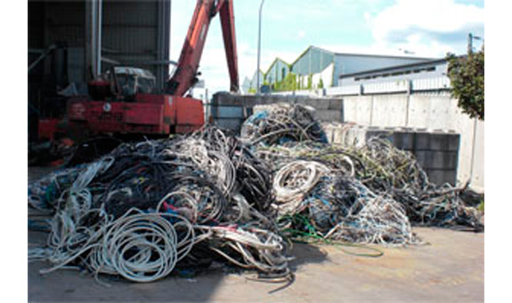 Mit unserer modernen Kabelrecyclinganlage gewinnen wir aus Altkabel den wertvollen Rohstoff Kupfer sowie verwertbares PVC-Granulat