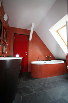 Hier entstand ein Badezimmer in Tadelakt-Technik. Nach Wunsch des Kunden sind verschieden Rottöne zum Einsatz gekommen.