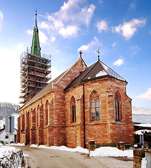 Steinmetzarbeiten am Kirchturm