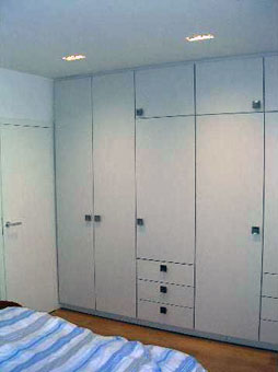 Moderner Einbauschrank als Kleiderschrank mit weißer Dekorfront Moderner Einbauschrank als Kleiderschrank mit weißer Dekorfront