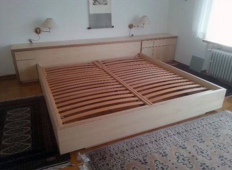 Bett in Ahorn. Schubkästen und Türen der Nachttische sind grifflos zu öffnen Bett in Ahorn. Schubkästen und Türen der Nachttische sind grifflos zu öffnen