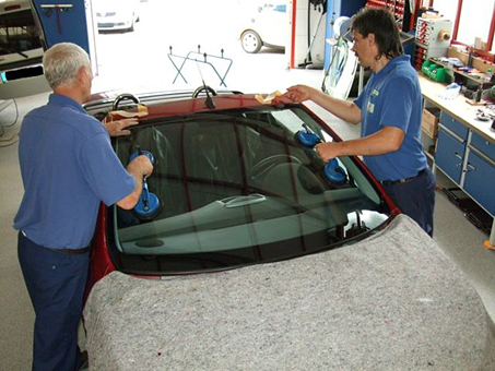 Professioneller Einbau einer neuen Frontscheibe Professioneller Einbau einer neuen Frontscheibe