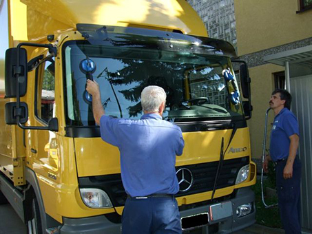 Beim Einsetzen einer Frontscheibe bei einem LKW Beim Einsetzen einer Frontscheibe bei einem LKW