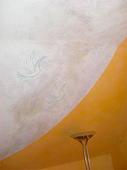 Zimmerdecke nach Art eines Freskos gemalt