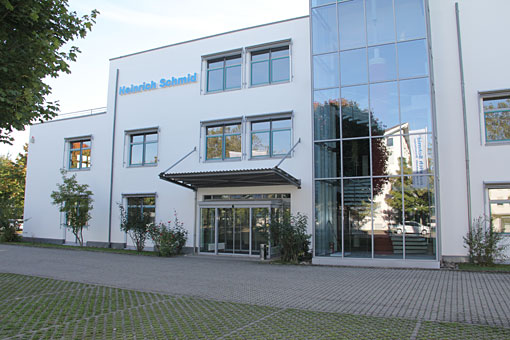 Von außen weithin sichtbar, fungiert die Fassade als Visitenkarte Ihres Gebäudes. Anstriche dienen jedoch nicht nur der attraktiven Gestaltung, sondern auch dem Schutz eines Bauwerks. Von außen weithin sichtbar, fungiert die Fassade als Visitenkarte Ihres Gebäudes. Anstriche dienen jedoch nicht nur der attraktiven Gestaltung, sondern auch dem Schutz eines Bauwerks.