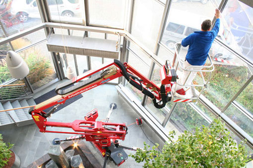 In hohen Eingangshallen ist die Nutzung eines Hubsteigers zum Reinigen der Fenster und Fensterrahmen von Vorteil