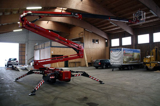 Dachkonstruktionen und Neonröhren lassen sich mit einem Hubsteiger überprüfen
