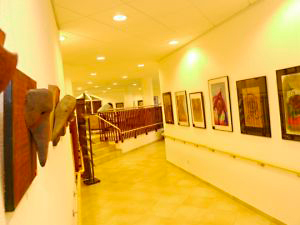 In den Fluren unseres Erdgeschosses finden sie wechselnde Ausstellungen unterschiedlicher Künstlerinnen und Künstler, meist aus unserer Region.