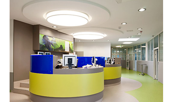 Gestaltung Empfangsbereich mit Empfangstresen Zentralklinik Bad Berka, Klinikdesign und Innenarchitektur Klinik