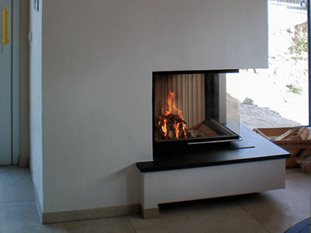 Kamin in einer Heizkassette bei der das Feuer hinter einer Glasscheibe ist. Kamin in einer Heizkassette bei der das Feuer hinter einer Glasscheibe ist.