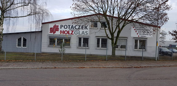 Potaczek ist ihre Adresse für Holz und Glasarbeiten jeglicher Art. Wir stehen jederzeit persönlich für Sie da und setzen Ihren Wunsch mit unserer langjährigen Erfahrung zielgerecht um