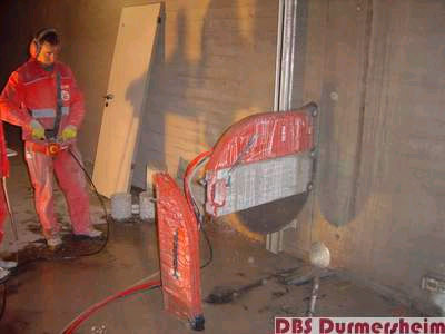Wir setzen Trennschnitte mit elektrischen und hydraulischen Wandsägeanlagen mit bis zu 2000mm Sägeblättern für Schnitttiefen von 90cm Wir setzen Trennschnitte mit elektrischen und hydraulischen Wandsägeanlagen mit bis zu 2000mm Sägeblättern für Schnitttiefen von 90cm