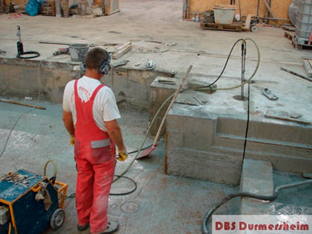 Unsere Pressen kommen beim Abbruch von Betonbauteilen sowie Gesteinsbrocken zum Einsatz. Mit einer Presskraft von 250t je Pressenkolben spalten sie Beton mühelos und erschütterungsfrei Unsere Pressen kommen beim Abbruch von Betonbauteilen sowie Gesteinsbrocken zum Einsatz. Mit einer Presskraft von 250t je Pressenkolben spalten sie Beton mühelos und erschütterungsfrei