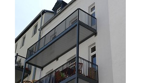 Balkonanlage mit Flachstahlgeländer und Blechpaneelen Balkonanlage mit Flachstahlgeländer und Blechpaneelen