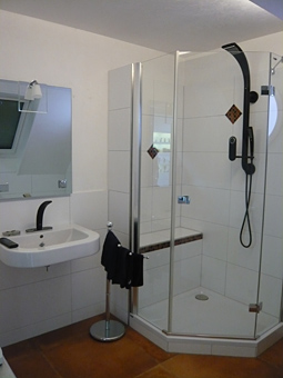 Eckdusche mit Glaswänden Eckdusche mit Glaswänden