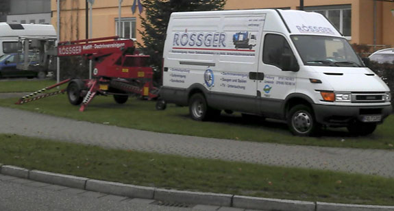 Effiziente Dachrinnenreinigung. Als Fachbetrieb für Rohrreinigung befassen wir uns auch mit der Reinigung von Dachrinnen und Fallrohren: Schmutzablagerungen, Laub und oft auch Moss verstopfen die Fallrohre, so dass das Regenwasser nicht mehr zügig ablaufen kann. Fordern Sie daher einfach unsere Fachkräfte an. Effiziente Dachrinnenreinigung. Als Fachbetrieb für Rohrreinigung befassen wir uns auch mit der Reinigung von Dachrinnen und Fallrohren: Schmutzablagerungen, Laub und oft auch Moss verstopfen die Fallrohre, so dass das Regenwasser nicht mehr zügig ablaufen kann. Fordern Sie daher einfach unsere Fachkräfte an.