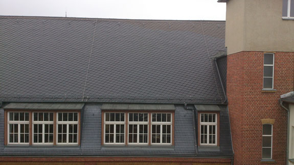 Dach mit Schieferplatteneindeckung