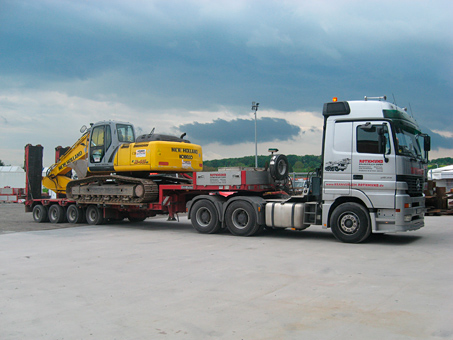 Schwerlasttransporte z.B. Tieflader, Tiefbett, Semitieflader mit Plane, Planentieflader Schwerlasttransporte z.B. Tieflader, Tiefbett, Semitieflader mit Plane, Planentieflader