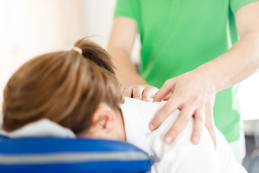 Eine Massage hilft kurzfristig Schmerzen zu verringern und das Wohlbefinden zu steigern