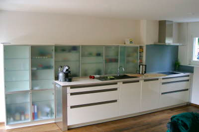 Küchenzeile mit Küchenschränken und Glasfronten