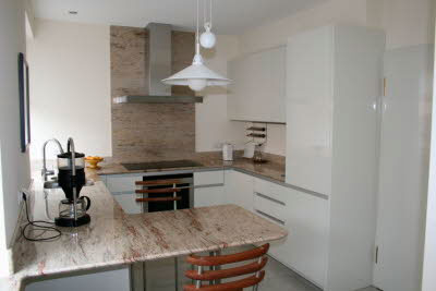 Eine Küche in U-Form eignet sich besonders für großzügig geschnittene Räume und falls viel Stauraum gefragt ist.