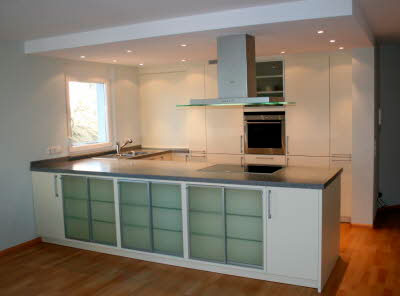 Eine Küche, die offen zum Wohnraum ist, integriert sich übergangslos in den Wohnbereich.