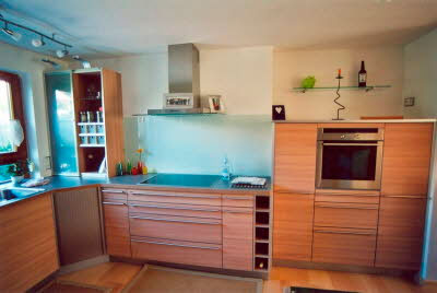 Die Ecke in einer L-form Küche kann mittels spezieller Ecklösungen optimal genutzt werden.