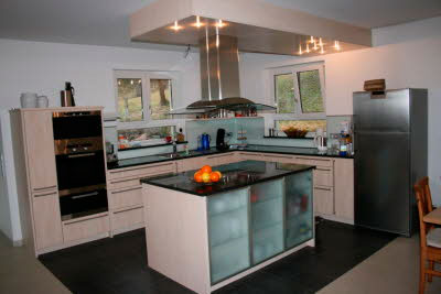 Eine Wohnküche ähnelt einer Essküche, hebt aber die Trennung von Koch- und Essbereich zum Wohnbereich teilweise auf, da sie zugleich auch einen gemütlichen Wohnraum darstellt