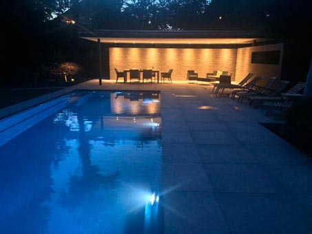 Swimmingpool mit Beleuchtung