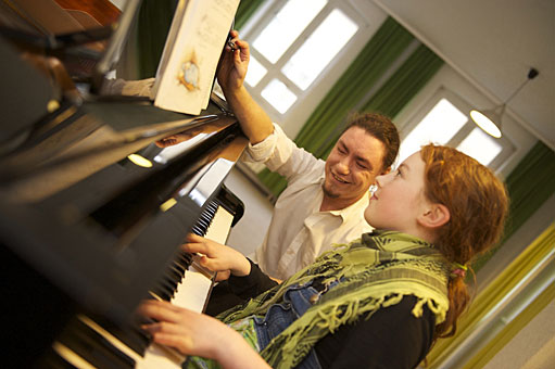 Die Vielfalt unserer Klavierlehrer deckt von den ersten Klavierstunden für Kinder und Erwachsene bis hin zum Feinschliff für gestandene Pianisten jede Nuance ab.
