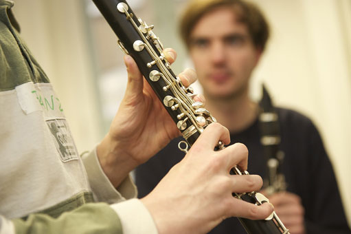 Ob Klassik, Folklore, Pop oder Jazz - auf der Klarinette bringen Sie alle Stile zum Klingen. Wir bieten Ihnen Klarinettenunterricht für alle Musikstile an.