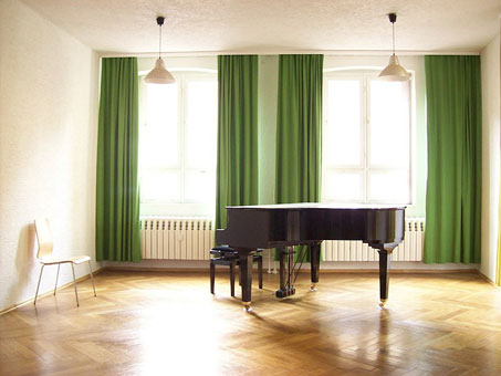 Wir bieten Klavierunterricht in den Bereichen Jazz, Pop und Klassik an. Wir bieten Klavierunterricht in den Bereichen Jazz, Pop und Klassik an.