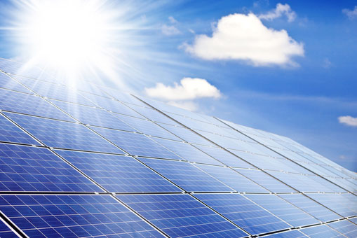 Solaranlagen zur Warmwasserbereitung und Photovoltaik zur Stromerzeugung - die öffentliche Förderung machen beide interessant