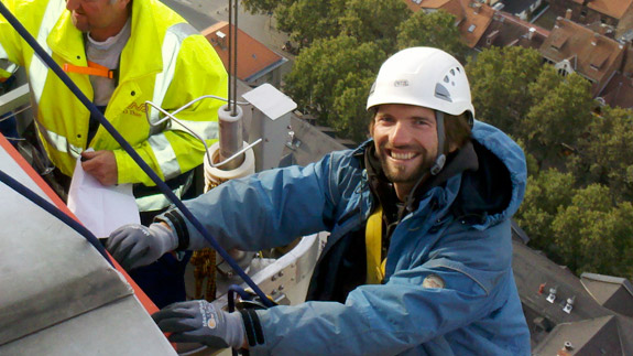 Wo Hebebühnen oder Gerüste keinen Platz finden, bietet die Arbeit aus dem Seil eine günstige Alternative.