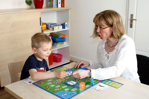 Wir beraten Sie, wie Sie sprachfördernd mit Ihrem Kind spielen Wir beraten Sie, wie Sie sprachfördernd mit Ihrem Kind spielen