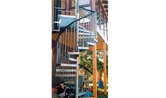 Wendeltreppe aus Stahl, feuerverzinkt. Wendeltreppe aus Stahl, feuerverzinkt.