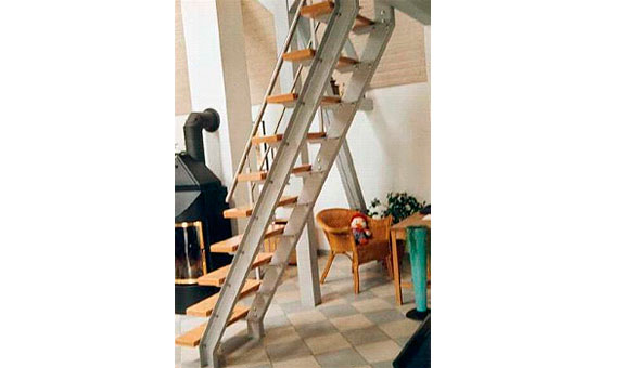 Raumspartreppe aus Stahl, lackiert. Handlauf und Füllstäbe aus Edelstahl. Raumspartreppe aus Stahl, lackiert. Handlauf und Füllstäbe aus Edelstahl.