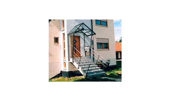 Vordach mit Windfang und Geländer aus Stahl. Vordach mit Windfang und Geländer aus Stahl.