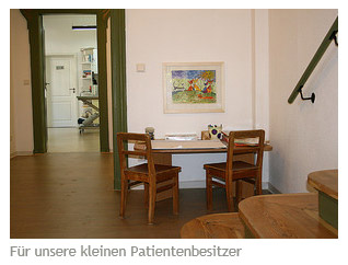 Für unsere kleinen Patientenbesitzer haben wir einen Tisch mit verschiedenen Utensilien aufgestellt. Für unsere kleinen Patientenbesitzer haben wir einen Tisch mit verschiedenen Utensilien aufgestellt.