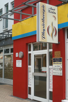 der Hauseingang zu unserer Physiotherapiepraxis der Hauseingang zu unserer Physiotherapiepraxis