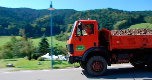 ein Muldenkipper auf dem Weg zur Baustelle