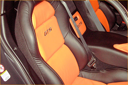 Ledersitze in orange-schwarz