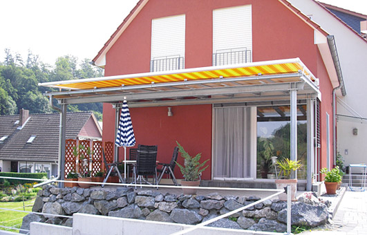 Stahl-Terassenüberdachung mit Wintergartenmarkise Stahl-Terassenüberdachung mit Wintergartenmarkise