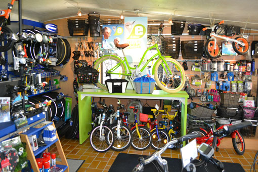 Große Auswahl an Zubehör - Helme, Sattel, Radbrillen, Fahrradtaschen, Fahrradbeleuchtung