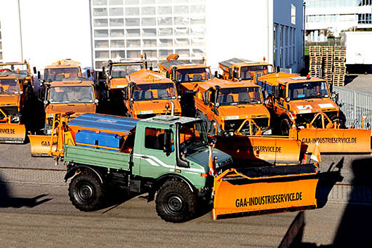 Unser großer Fuhrpark umfasst speziell für den Winterdienst ausgerüstete Räum- & Streufahrzeuge