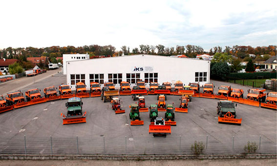 Vom kompakten Traktor über den schmalen Gehwegräumer bis hin zum Unimog